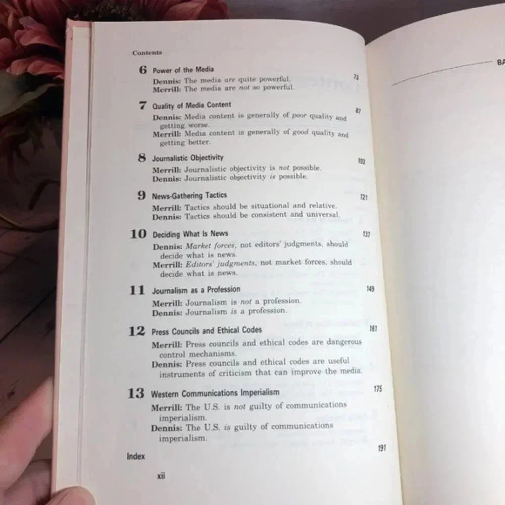 Vintage 1984 Basic issues in MASS COMMUNICATION a debate textbook